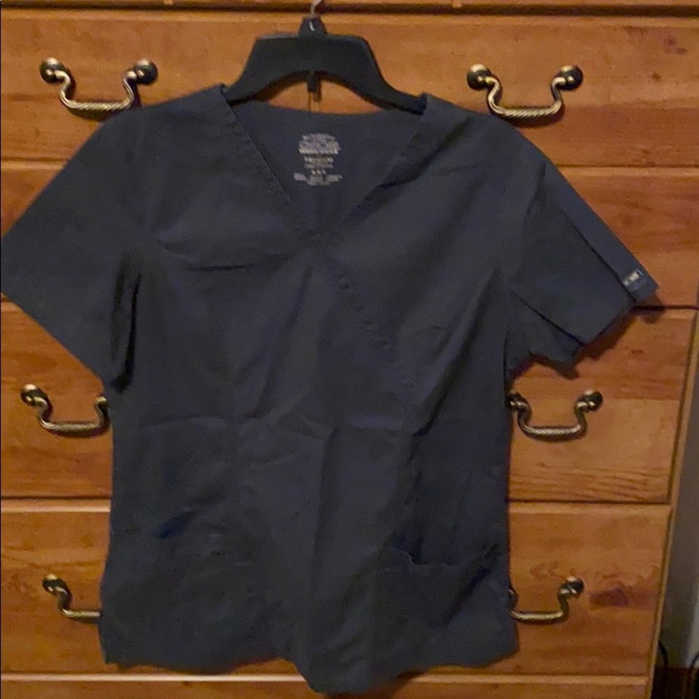 Cherokee scrub top size m